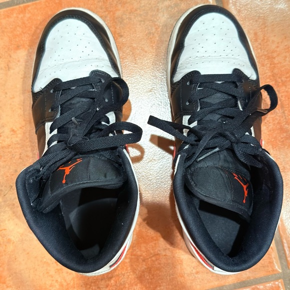 NIKE Air Jordan 1 Mid "Chile Red" (White/Chile Red-Black - Picture 9 of 9